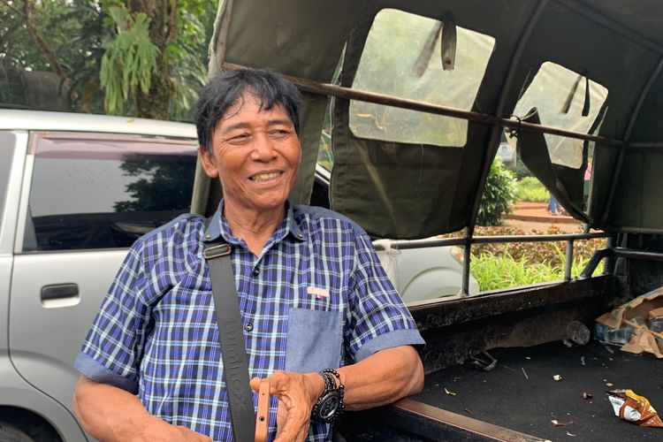 Sopir mobil pikap M Masdi (50) mendapatkan uang sewa Rp 500.000 mengantar rombongan dari Tarumajaya, Kabupaten Bekasi ke Taman Margasatwa Ragunan, Jakarta Selatan, Senin (25/12/2023).