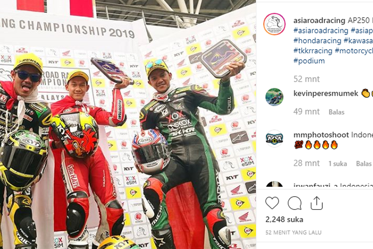 Tiga pebalap Indonesia berhasil menguasai podium race kedua kelas AP250 ARRC seri Malaysia di Sirkuit Sepang, Minggu (22/9/2019). Ketiganya adalah Awhin Sanjaya (tengah, Astra Honda Racing Team), AM Fadly (kiri, Manual Tech KYT Kawasaki Racing Team) dan Rey Ratukore (kanan, Onexox TKKR Racing Team).
