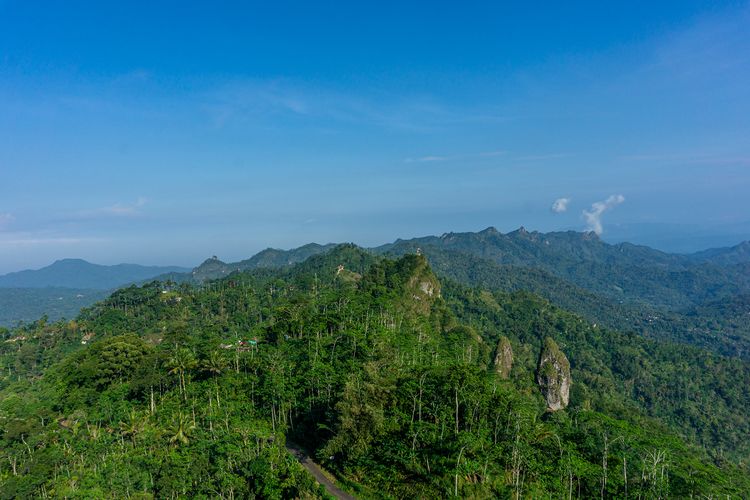 Perbukitan Menoreh dari Gunung Kendil Kulon Progo.