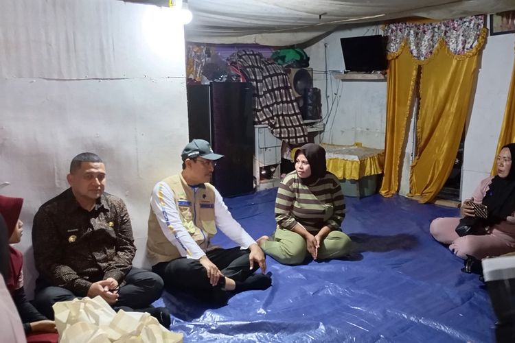 Tinjau Rumah Siswi Penerima Beasiswa, Mensos Gus Ipul Prihatin dan Usul Relokasi Warga