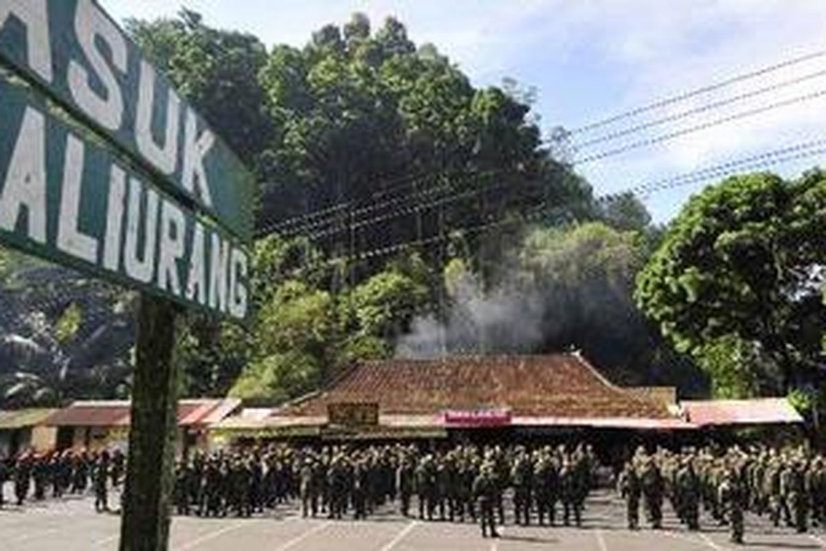 Personel TNI bersiap mengikuti Apel Siaga Merapi di halaman parkir obyek wisata Tlogo Putri, Kaliurang, Sleman, DI Yogyakarta, Sabtu (23/10/2010). 