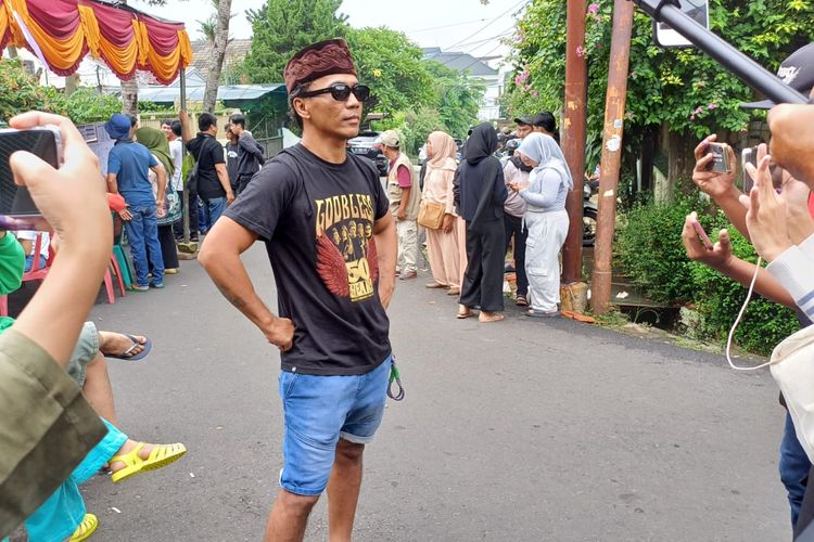 Gaya Kaka Slank saat nyoblos di Tempat Pemungutan Suara (TPS) 31 di daerah Duren Sawit, Jakarta Selatan, Rabu (14/2/2024). 