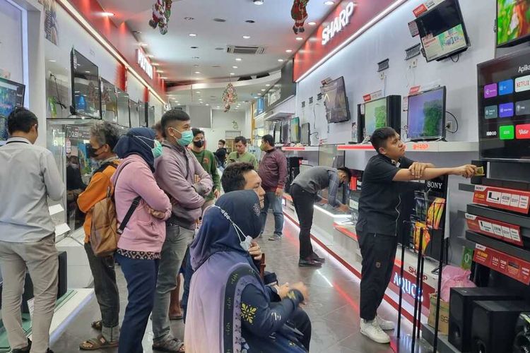 Puluhan pembeli memilih tv digital di toko elektronik di jalan MT Haryono, Senin (5/12/2022).