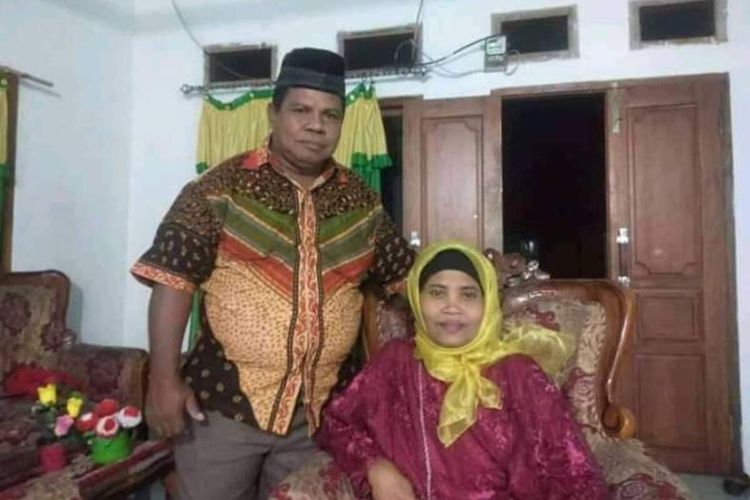 Kepala desa terpilih Jikumerasa, Kecamatan Liliali Kabupaten Buru, Maluku Abdullah Elwuar bersama istrinya