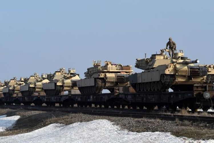 Personel militer AS dari Divisi Infantri ke-4 memeriksa sejumlah tank di pangkalan udara Mihail Kogalniceanu dekat kota Constanta, Romania pada pertengahan Februari 2017.