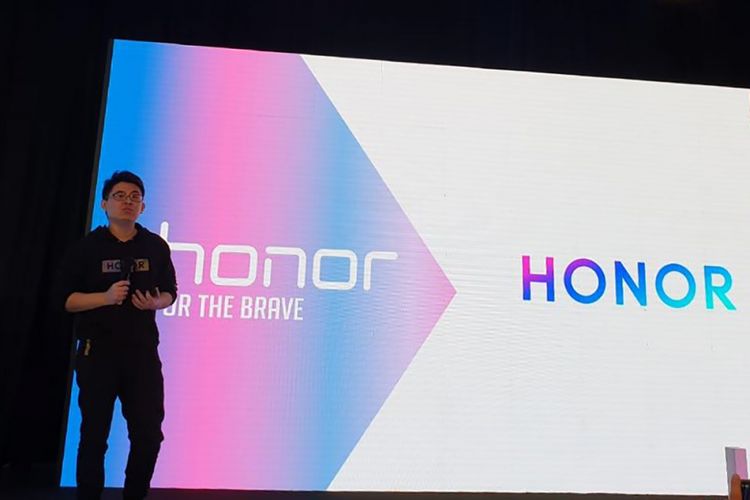 Justin Li, President Director Honor Indonesia, ketika memperkenalkan logo baru Honor yang berwarna-warni dengan gradasi di Jakarta, Rabu (27/2/2019).