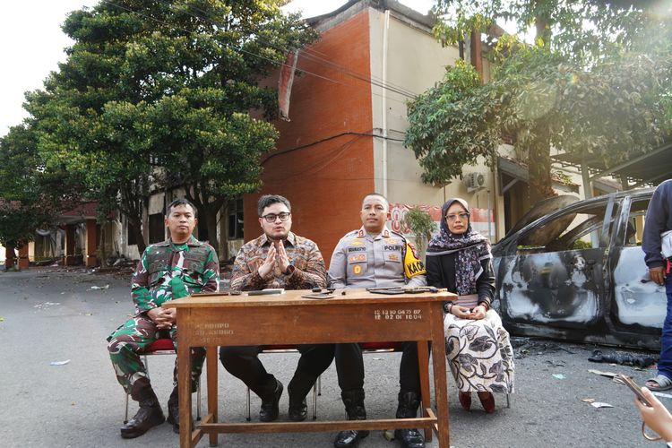 Bupati Kediri Hanindhito Himawan Pramana didampingi Wakil Bupati Dewi Mariya Ulfa, Kapolres AKBP Bramastyo Priaji, Dandim 0809 Letkol Ragil Jaka Utama saat jumpa pers di halaman Pemkab Kediri sehari setelah kerusuhan, Minggu (31/8/2025).