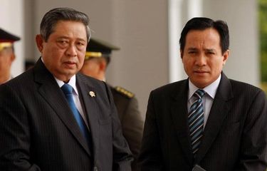 Presiden Republik Indonesia Susilo Bambang Yudhoyono (kiri) berbincang dengan Juru Bicara Kepresidenan Julian Aldrin Pasha 