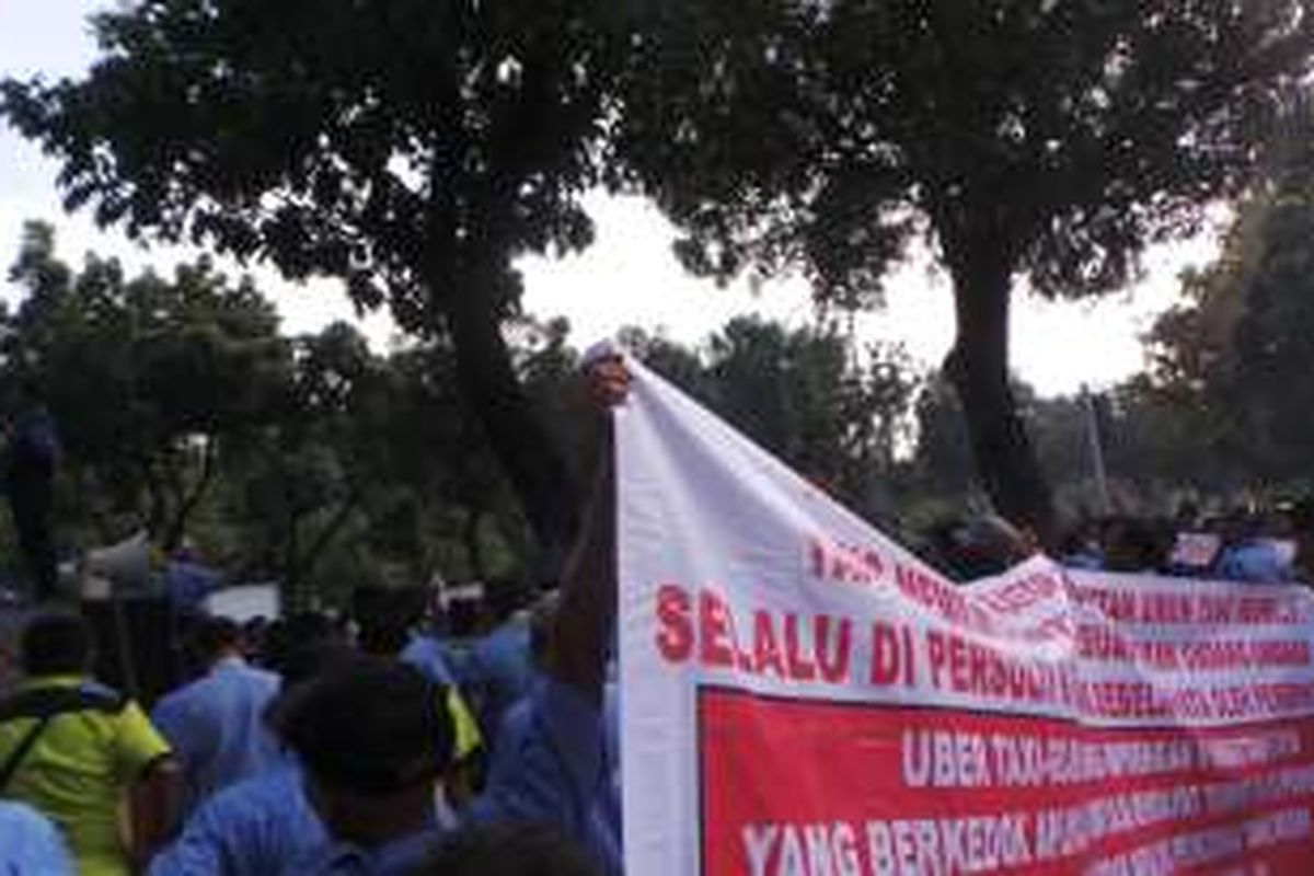 Demo ratusan sopir taksi di depan Balai Kota, Senin (14/3/2016). Mereka menuntut penutupan aplikasi transportasi, seperti Uber Taksi dan Grab Car. 