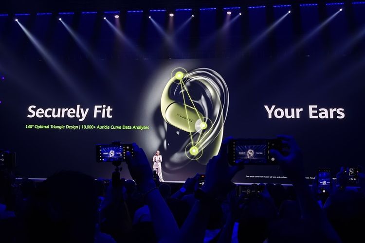 Huawei menganalisis 10.000 lebih data tingkat lengkung telinga, sehingga menghasilkan desain earbud FreeArc dengan lengkungan 140 derajat atau disebut Optimal Triangle Design.