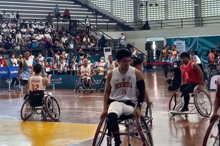 Aksi tim bola basket kursi roda atau wheelchair 3x3 Indonesia saat menghadapi Kamboja pada laga ketiga ASEAN Para Games 2022 di Sritex Arena, Solo, Minggu (31/7/2022).