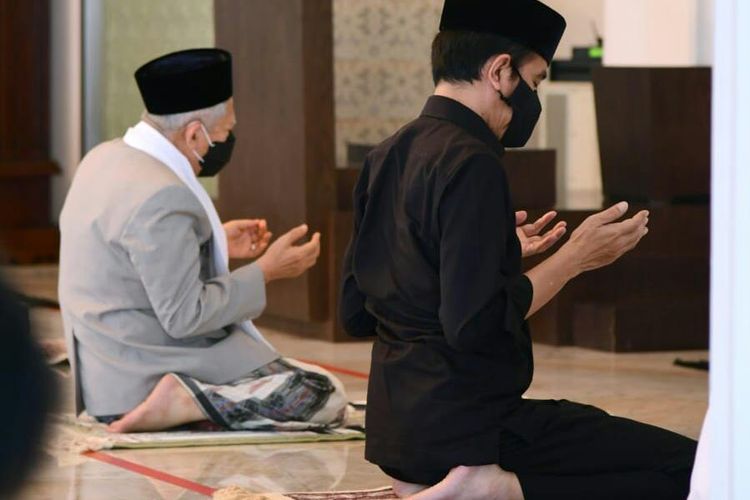 Presiden RI Joko Widodo dan Wakil Presiden Maruf Amin saat melaksanakan shalat Jumat di Masjid Baiturrahim Istana Kepresiden Jakarta, Jumat (14/8/2020).