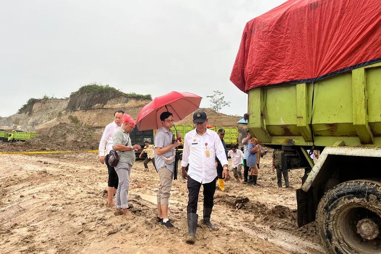 Wakil Gubernur Banten, Dimyati Natakusumah saat menutup tambang ilegal di depan Gerbang Tol Rangkasbitung, Kabupaten Lebak, Jumat (24/10/2025).