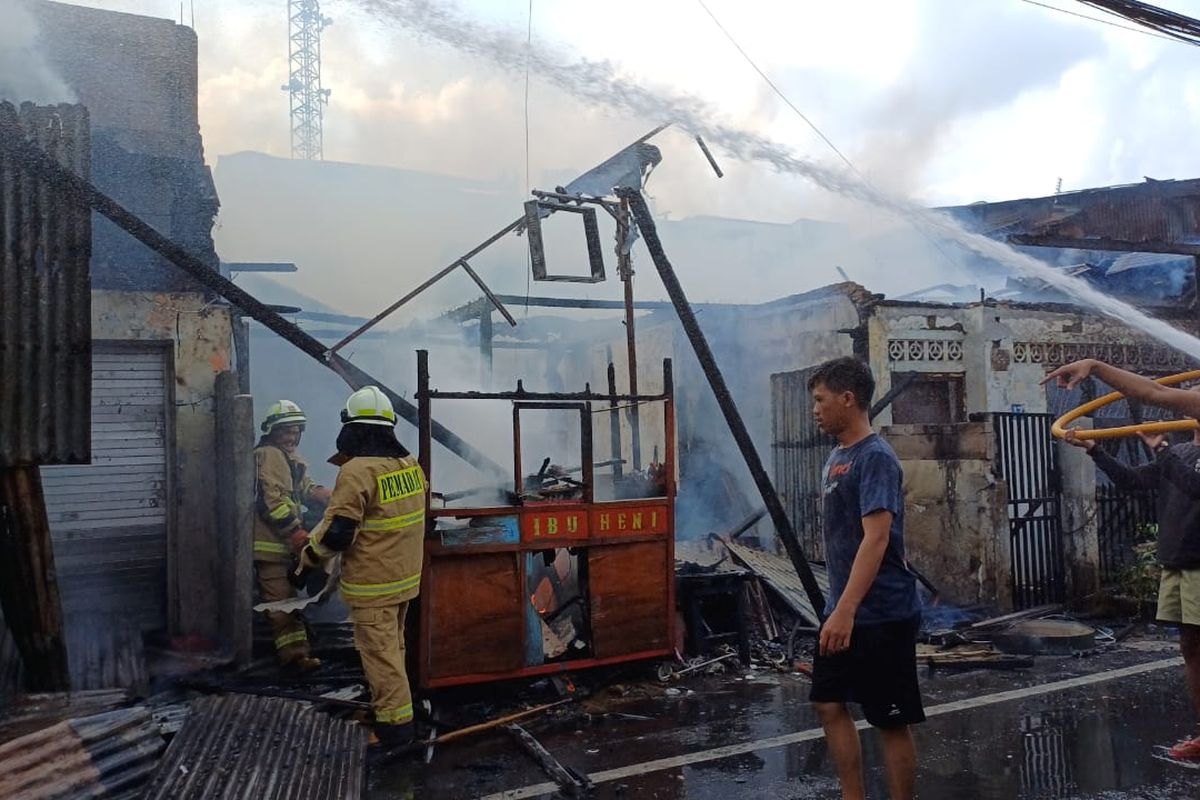 Gerobak makanan hangus terbakar di Jalan Kramat Pulo Raya RT 001/RW 003, Senen, Jakarta Pusat, Senin (10/7/2023).