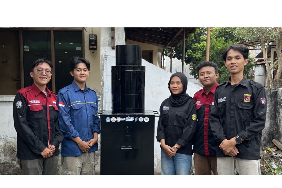 Tim UGM yang menciptakan gelora, pembakar sampah portable rumah tangga. 