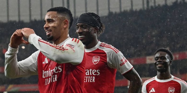 Gabriel Jesus (kiri) merayakan gol keempat timnya dalam pertandingan sepak bola putaran keempat Piala FA antara Arsenal vs Wigan Athletic di Stadion Emirates di London pada 15 Februari 2026. (Foto oleh Glyn KIRK / AFP) 
