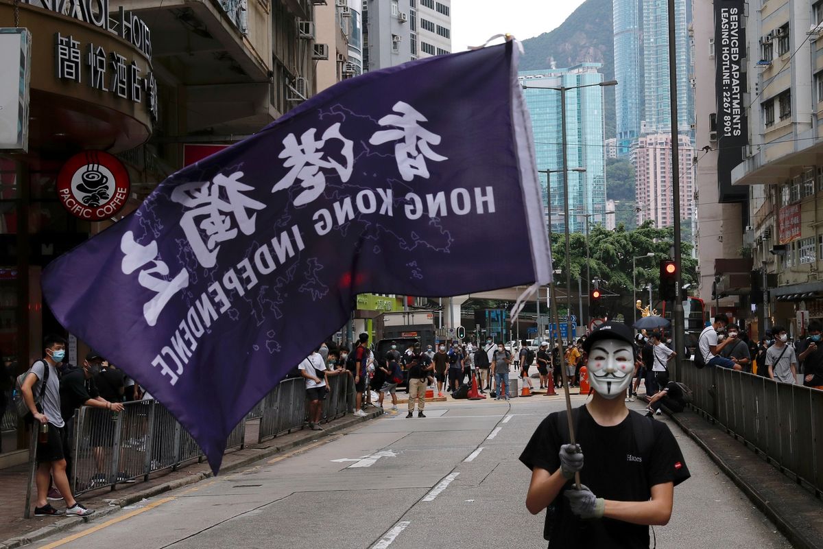 Seorang demonstran pro-demokrasi Hong Kong membawa bendera bertuliskan Kemerdekaan Hong Kong, dalam gelombang protes menentang UU Keamanan Nasional yang hendak diterapkan China. Foto diambil pada 24 Mei 2020.