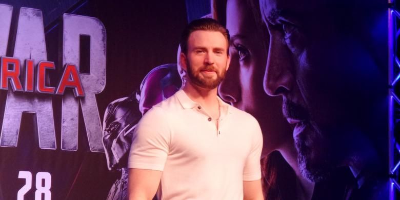 Aktor Chris Evans, pemeran superhero Captain America pada film Captain America: Civil War, diabadikan di Marina Bay Sands Convention Centre, Singapura, Kamis (21/4/2016).