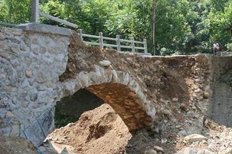 Inilah jembatan desa di China yang ambruk hanya dua jam setelah pembangunan dinyatakan selesai.