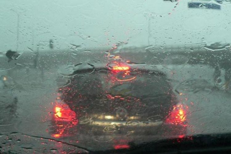 Ilustrasi berkendara saat musim hujan