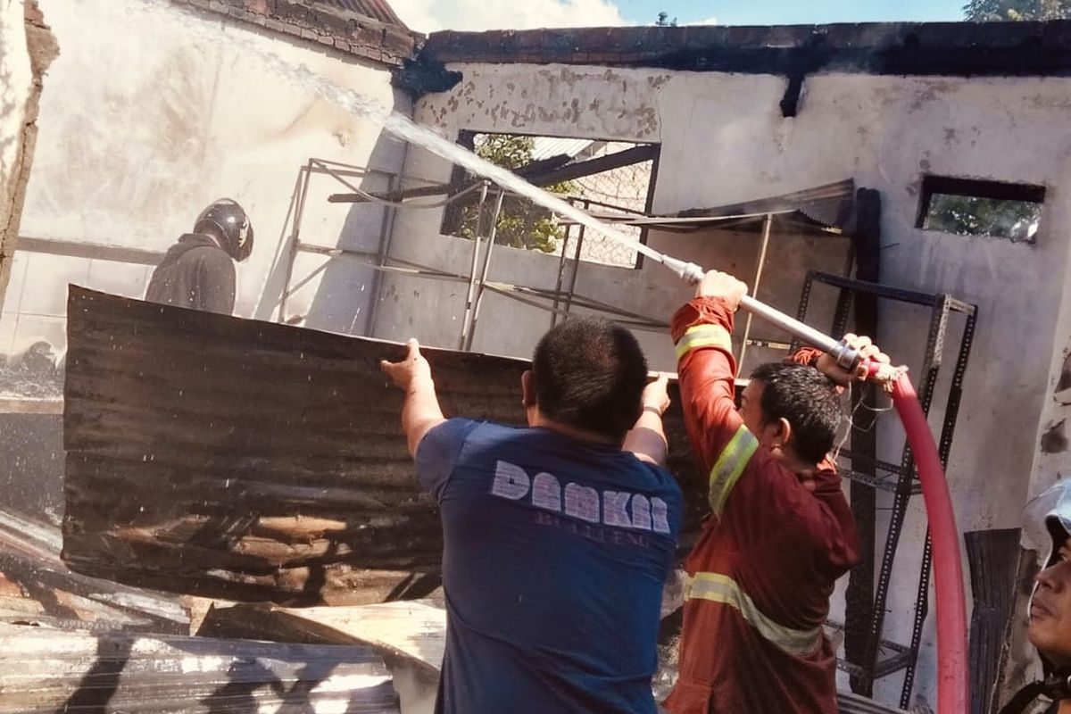 Petugas berusaha memadamkan kebakaran rumah di Kelurahan Banyuning, Kecamatan Buleleng, Kabupaten Buleleng, Provisi Bali, Selasa (22/7/2025). 