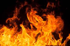Padamkan Kebakaran Warung di Probolinggo, Polisi Temukan 65 Jeriken Bekas Penyimpanan BBM