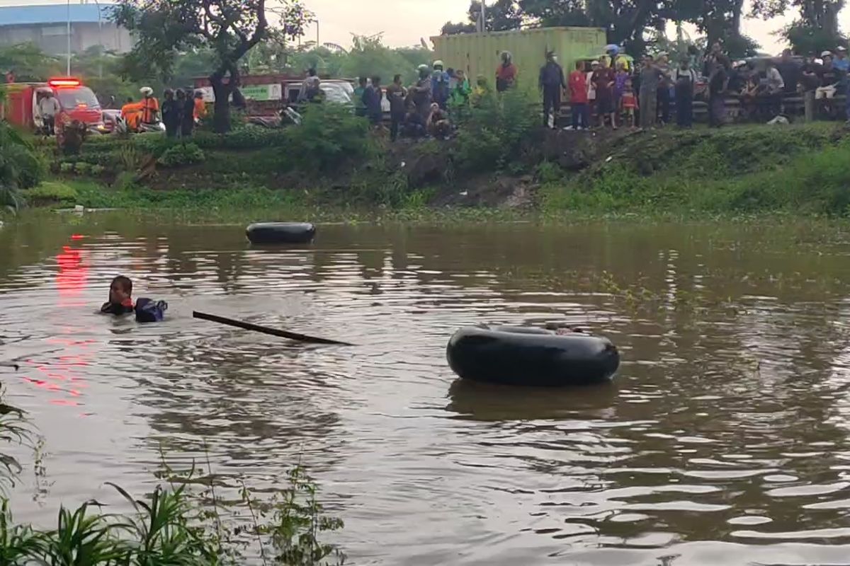 Petugas Satpol PP melakukan pencarian dan evakuasi dua bocah yang tenggelam di danau putaran kolong flyover Jalan Dr Sumarno, Kelurahan Pulogebang, Kecamatan Cakung, Jakarta Timur, pada Rabu (1/3/2023).