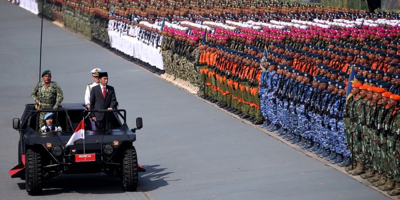 Presiden Republik Indonesia, Joko Widodo melakukan inspeksi pasukan saat peringatan HUT ke-72 Tentara Nasional Indonesia di Dermaga Indah Kiat, Cilegon, Banten, Kamis (5/10/2017). Peringatan HUT TNI ini  TNI dimeriahkan latihan gabungan dengan menggunakan alutsista andalan dari masing-masing matra TNI, Angkatan Darat, Angkatan Laut, dan Angkatan Udara. 