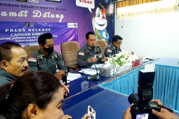 Kantor Imigrasi Kelas II Non TPI Blitar menggelar konferensi pers akhir tahun 2022, Selasa (27/12/2022)