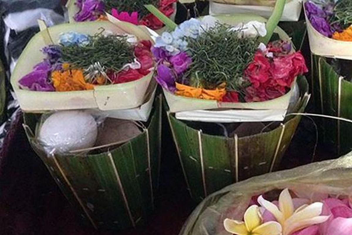 Banten daksina yangdipergunakan sebagai persembahan atau tanda terima kasih, dan menyertai banten-banten yang agak besar dan sebagai perwujudan atau pertapakan.