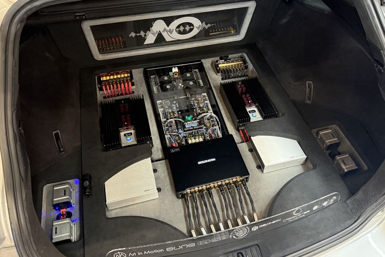Tim Crescendo dan Harmonic Harmony bersama produk audio mobil buatan Indonesia yang meraih prestasi di EMMA Eurofinals 2025, Salzburg, Austria