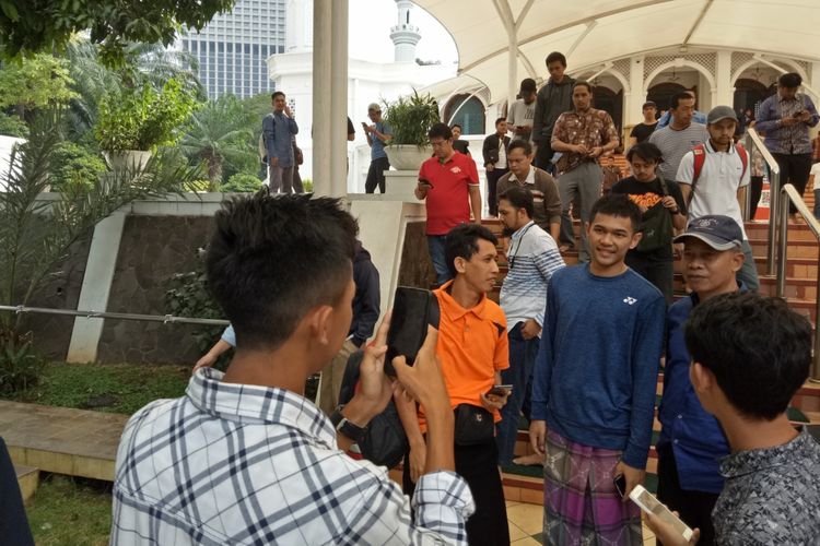 Pebulu tangkis ganda putra Indonesia, Fajar Alfian (kaos biru bawahan sarung) seusai menunaikan salat jumat di di Masjid Al Bina, Kompleks GBK, jelang tampil di perempat final Indonesia Open 2019, Istora Senayan, Jakarta, Jumat (19/7/2019).