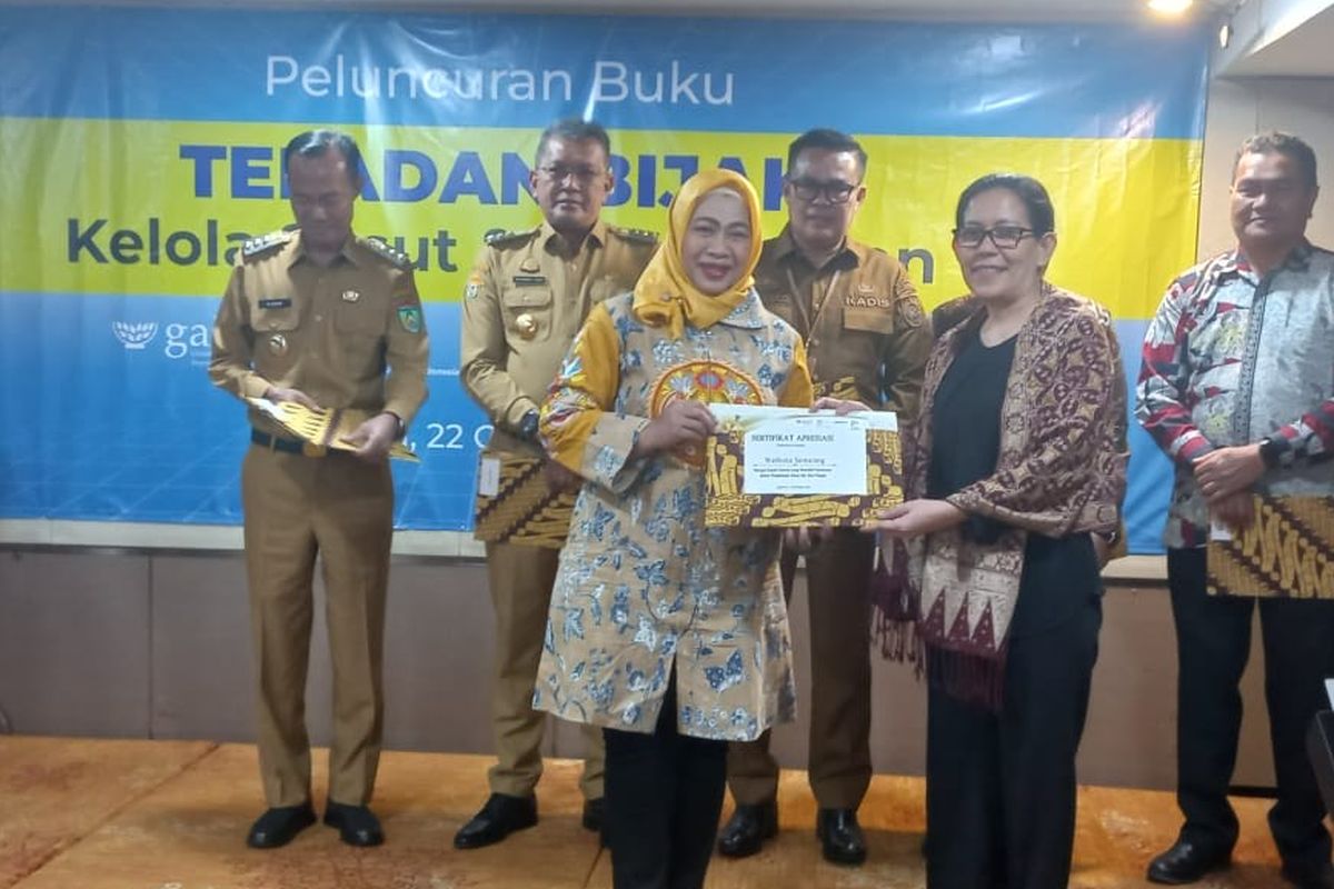 Kepala Dinas Ketahanan Pangan Kota Semarang Endang Sarwiningsih mewakili Wali Kota Semarang Hevearita Gunaryanti Rahayu dalam penerimaan Sertifikat Apresiasi dari Badan Perencanaan Pembangunan Nasional (Bappenas) Republik Indonesia (RI). Penghargaan ini diserahkan oleh Deputi Bidang Kemaritiman dan Sumber Daya Alam Bappenas RI Doktor (Dr) Vivi Yulaswati, di Jakarta, Selasa (22/10/2024).