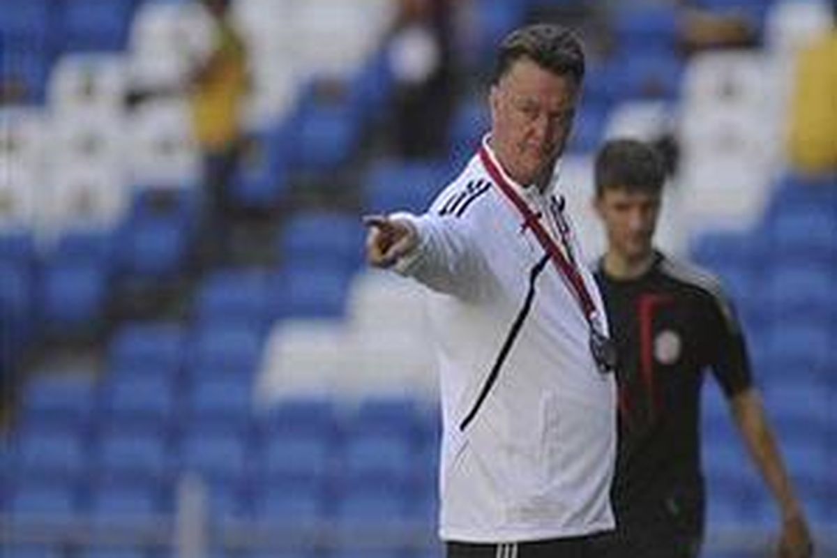 Pelatih Bayern Muenchen, Louis Van Gaal memimpin sesi latihan timnya di Stadion Santiago Bernabeu, Jumat (21/5/2010).