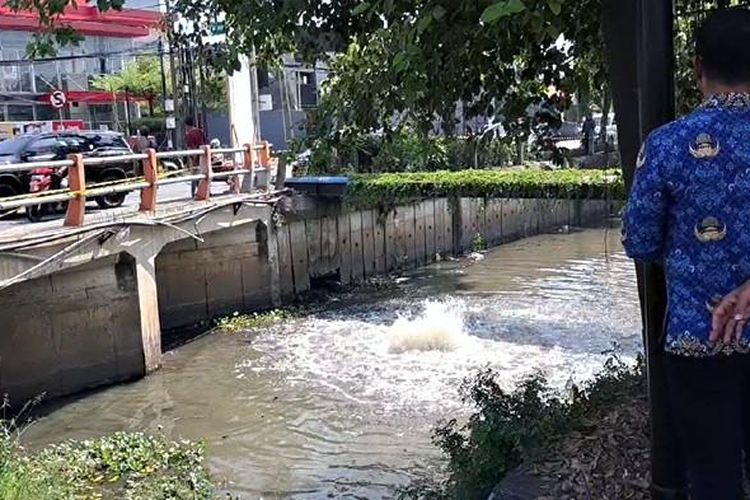 PDAM Surya Sembada memastikan, semburan air di Sungai Rungkut, Surabaya, Jatim bukan berasal dari kebocoran pipa distribusi air mereka.