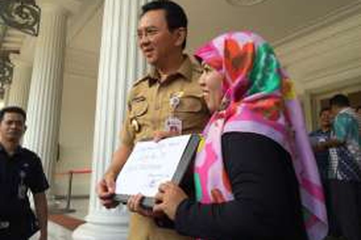Gubernur DKI Jakarta Basuki Tjahaja Purnama saat menerima permintaan foto dari salah seorang warga yang menyampaikan pengaduan di Balai Kota, Selasa (25/10/2016).