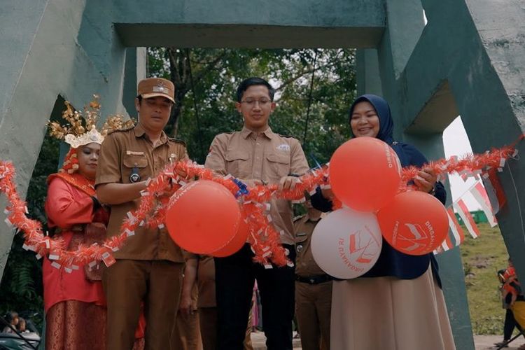 Peresmian Jembatan Berkahf di Muara Kuis dihadiri Pemkab Muratara, Paragon, dan Sahabat Pedalaman sebagai simbol kebersamaan dan gotong royong. 
