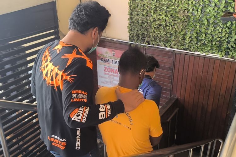 WN Papua Nugini Ditangkap Polisi karena Bawa 1,6 Kg Ganja Siap Edar