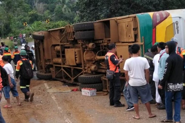 Bus angkutan karyawan pt vale, luwu timur sulawesi selatan, terbalik di penurunan wasuponda, satu karyawan meninggal dunia di tempat, Senin (18/02/2019) 
