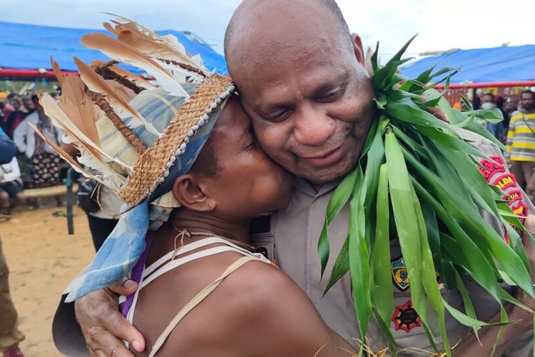 Kapolda Papua Irjen Mathius D Fakiri mendapat sambutan hangat ketika tiba di Kampung Bade, Distrik Edera, yang merupakan kampung halamannya, Mappi, Papua, Sabtu (26/3/2022)
