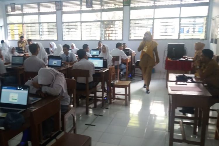 Suasana UNBK di SMAN 6 Makassar. Sebagian besar siswa pakai laptop sendiri untuk mengisi jawaban. 