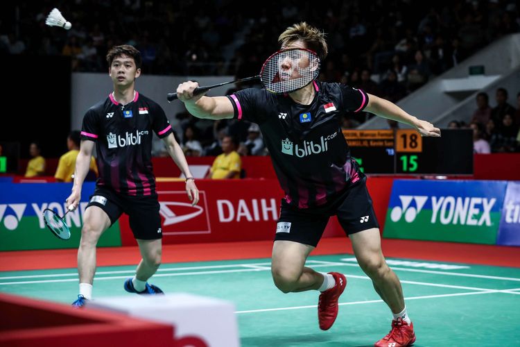 Pasangan ganda putra Indonesia, Marcus Fernaldi Gideon/Kevin sanjaya Sukamuljo melawan wakil China, He Ji Ting/Tan Qiang saat pertandingan babak kedua Indonesia Masters 2020 di Istora Senayan, Jakarta, Kamis (16/1/2020). Marcus Fernaldi Gideon/Kevin sanjaya Sukamuljo menang dengan skor 21-19, 21-13.