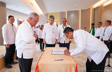 Oshxonada etagini kotarib sikdi.