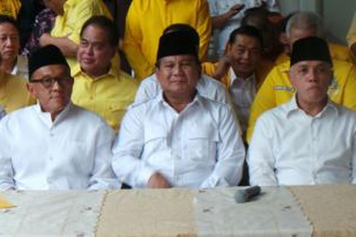 Prabowo Subianto diapit oleh Aburizal Bakrie dan Hatta Rajasa, di Jakarta, Senin (19/5/2014).