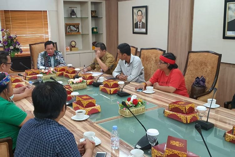 Pertemuan masyarakat adat Long Isun bersama Ketua DPRD Kaltim, Makmur HAPK di ruang kerja Kantor DPRD Kaltim, Jalan Teuku Umar, Samarinda, Senin (10/2/2020).