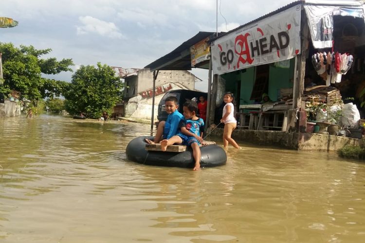 Banjir di Perumahan Witayu, Kelurahan Sri Meranti, Kecamatan Rumbai, Pekanbaru, Riau.