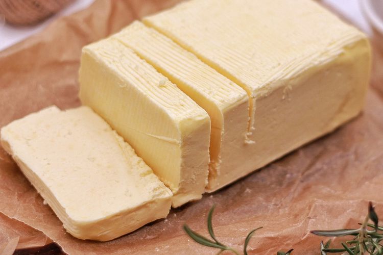 Ilustrasi mentega. Mentega adalah contoh lemak yang padat pada suhu ruang.