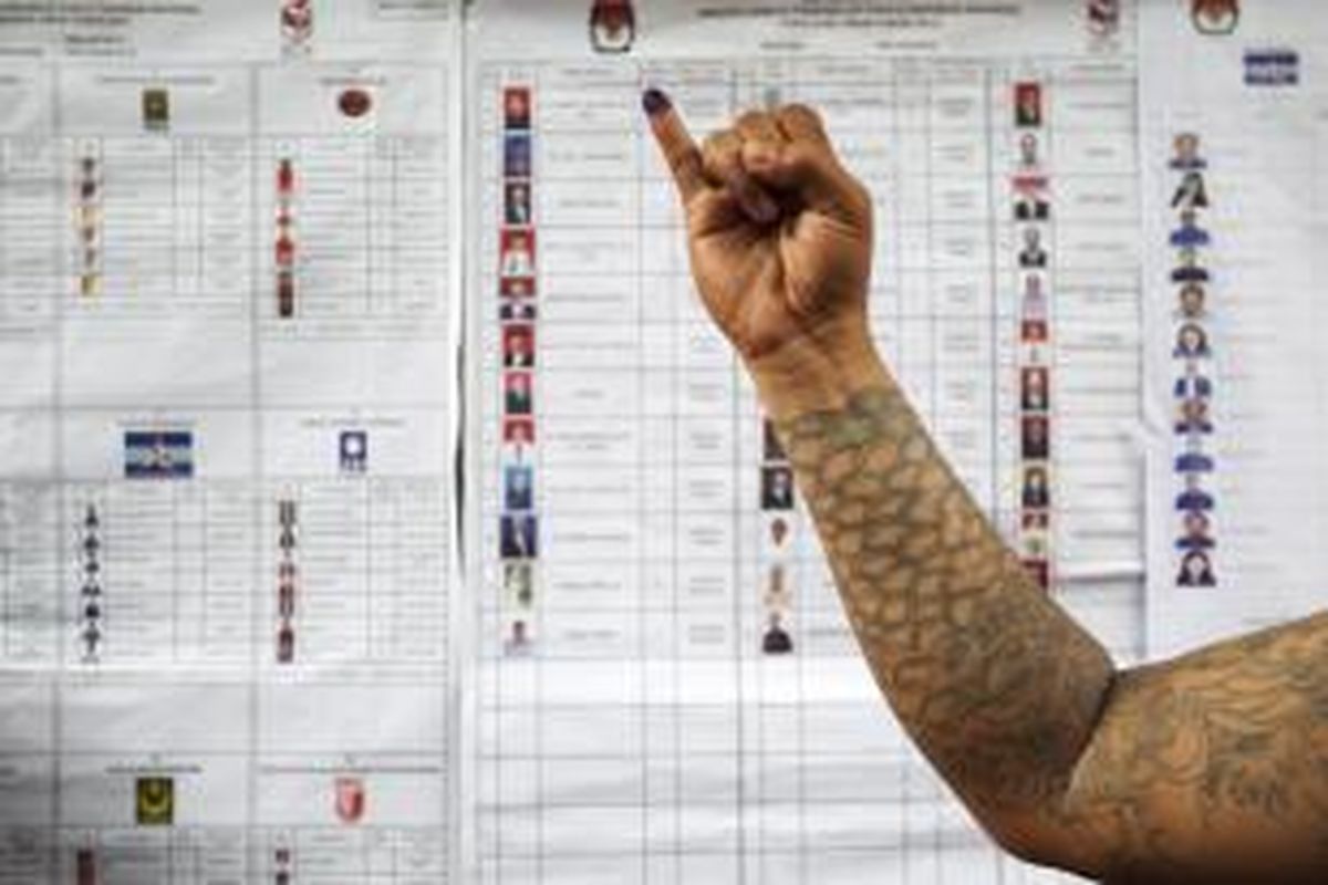 Warga usai melakukan pemungutan suara di TPS 053 Kebon Melati, Jakarta Selatan, Rabu (9/4/2014). Hari ini warga Indonesia melakukan pemilihan umum secara serentak untuk memilih calon anggota legislatif periode 2014-2019.  