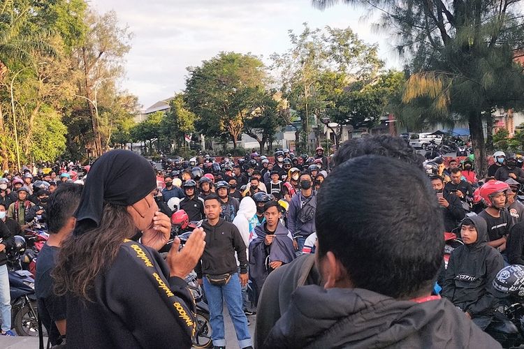 Ratusan suporter Persis Solo dari berbagai komunitas berangkat dari Stadion Manahan Solo, akan melakukan aksi solidaritas doa bersama di Stadion Kanjuruhan di Stadion Mandala Krida, Selasa (4/10/2022).