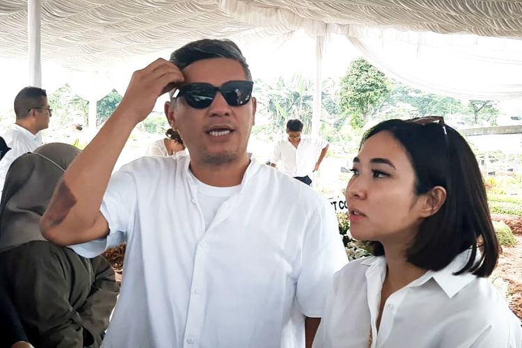 Aktor Gading Marten dan mantan istrinya, Gisella Anastasia alias Gisel saat ditemui di TPU Tanah Kusir, Jakarta Selatan, Senin (3/10/2022).